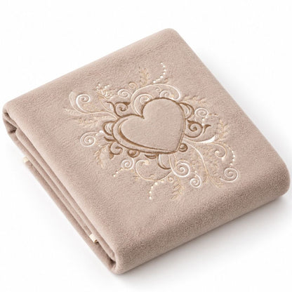 Couverture polaire bébé brodée coloris taupe, pliée avec broderie cœur ornementale