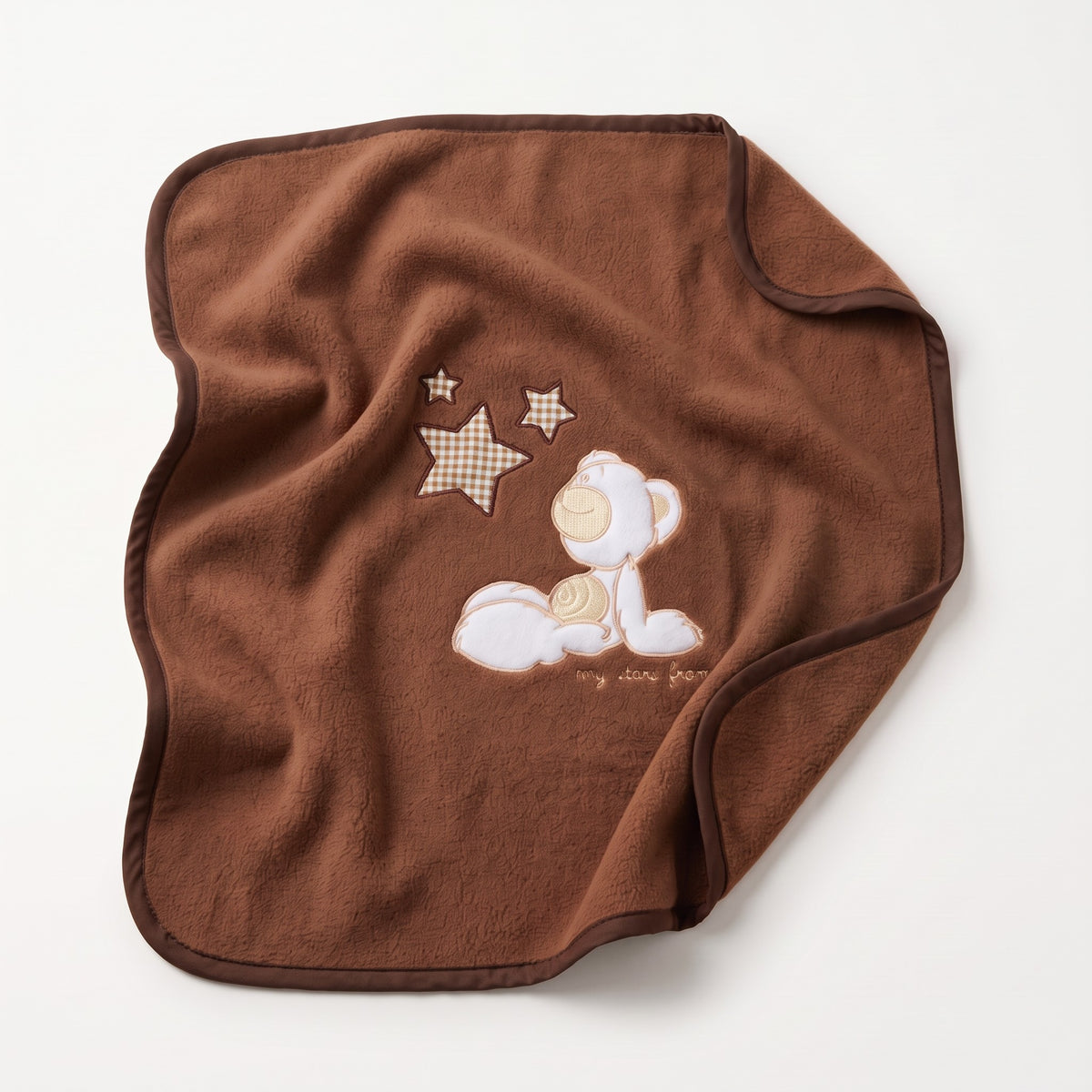 Couverture en polaire bébé marron avec ourson brodé, déployée à plat
