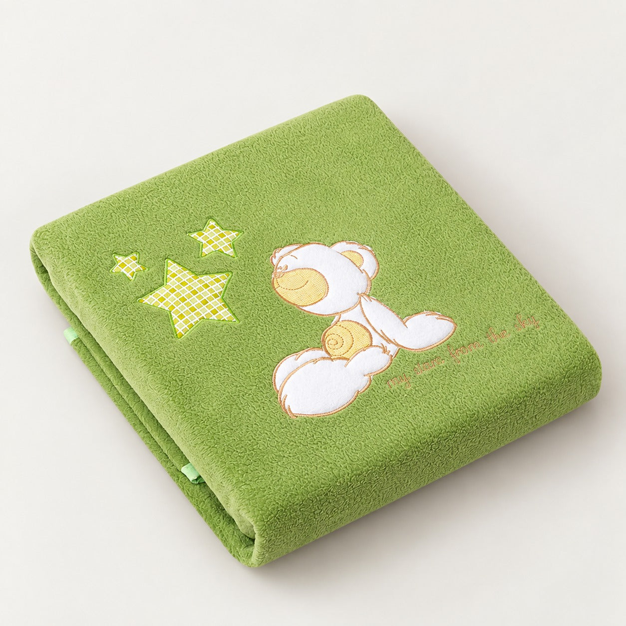 Couverture en polaire bébé coloris vert avec ourson et étoiles brodées, pliée