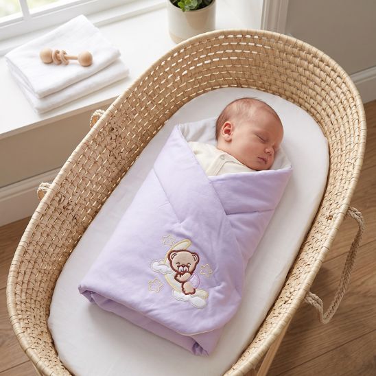 Bébé endormi dans un moïse en osier, couverture Good Night lilas