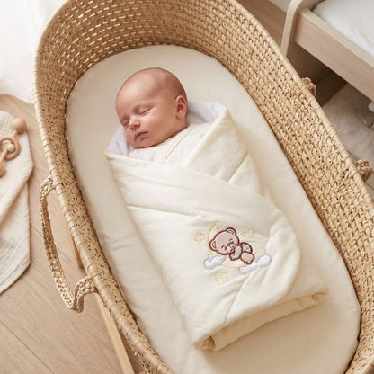 Bébé endormi dans un moïse en osier, couverture Good Night crème