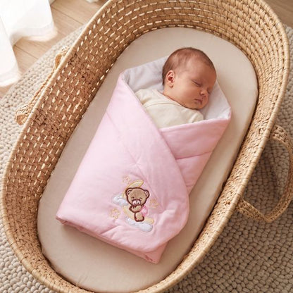 Bébé endormi dans un moïse en osier, couverture Good Night rose