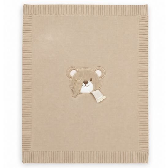 Couverture tricot pour bébé beige avec ourson brodé, présentée à plat