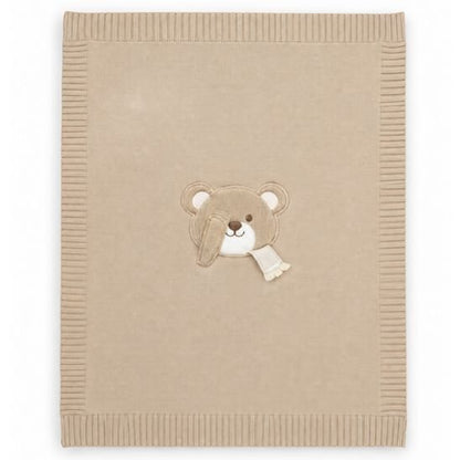 Couverture tricot pour bébé beige avec ourson brodé, présentée à plat