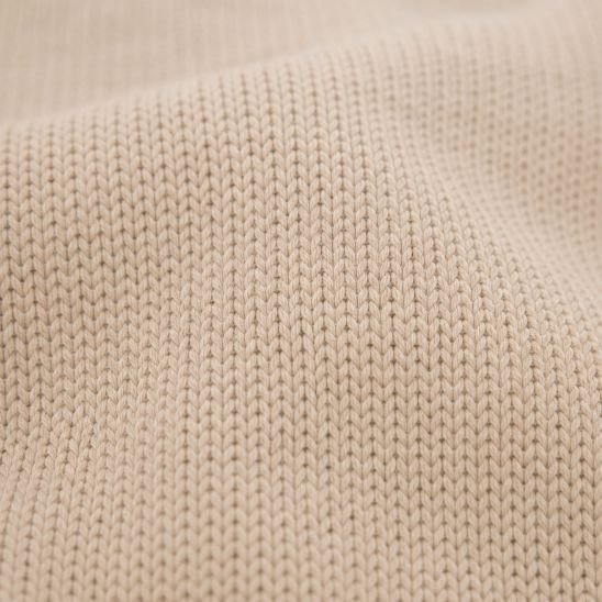 Gros plan sur la texture du tricot de la couverture pour bébé