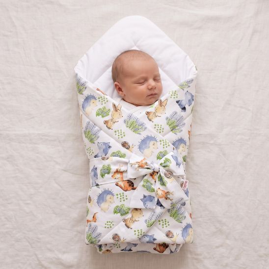 Bébé endormi emmailloté dans une couverture motif Petits Amis de la Forêt