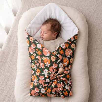 Bébé endormi emmailloté dans une couverture motif Renards d'Automne