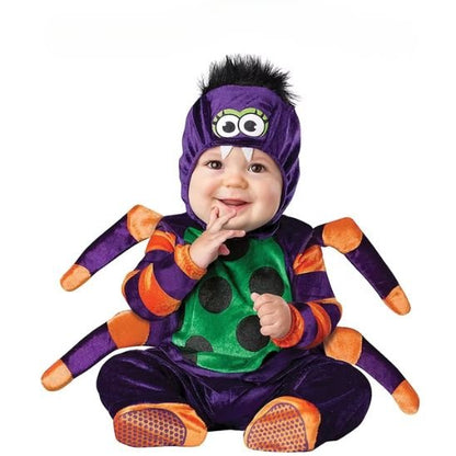 Costume araignée bébé posé au milieu de citrouilles et feuilles d’automne