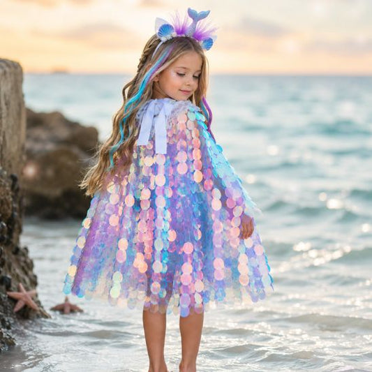 Cape sirène enfant à paillettes irisées, plage au coucher du soleil