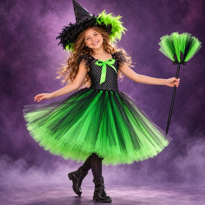 Fillette qui fait tourner son déguisement de sorcière tutu vert et noir sur fond violet