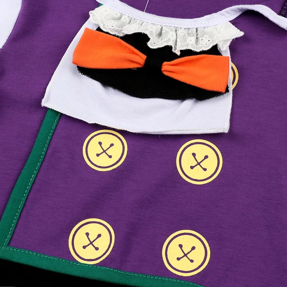 → Déguisement Halloween bébé vampire vue de face avec cape et gilet violet.