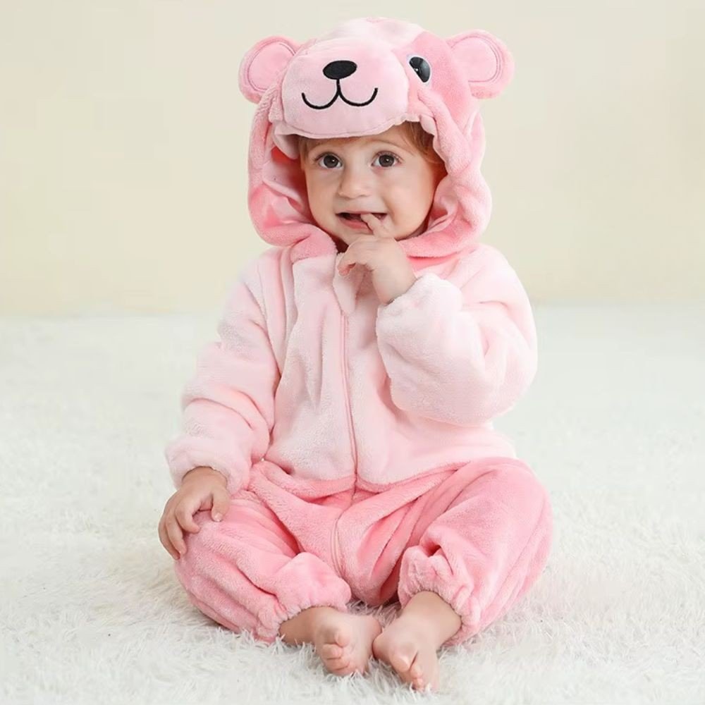 → déguisement halloween bébé fille – combinaison peluche à capuche. fillette assise