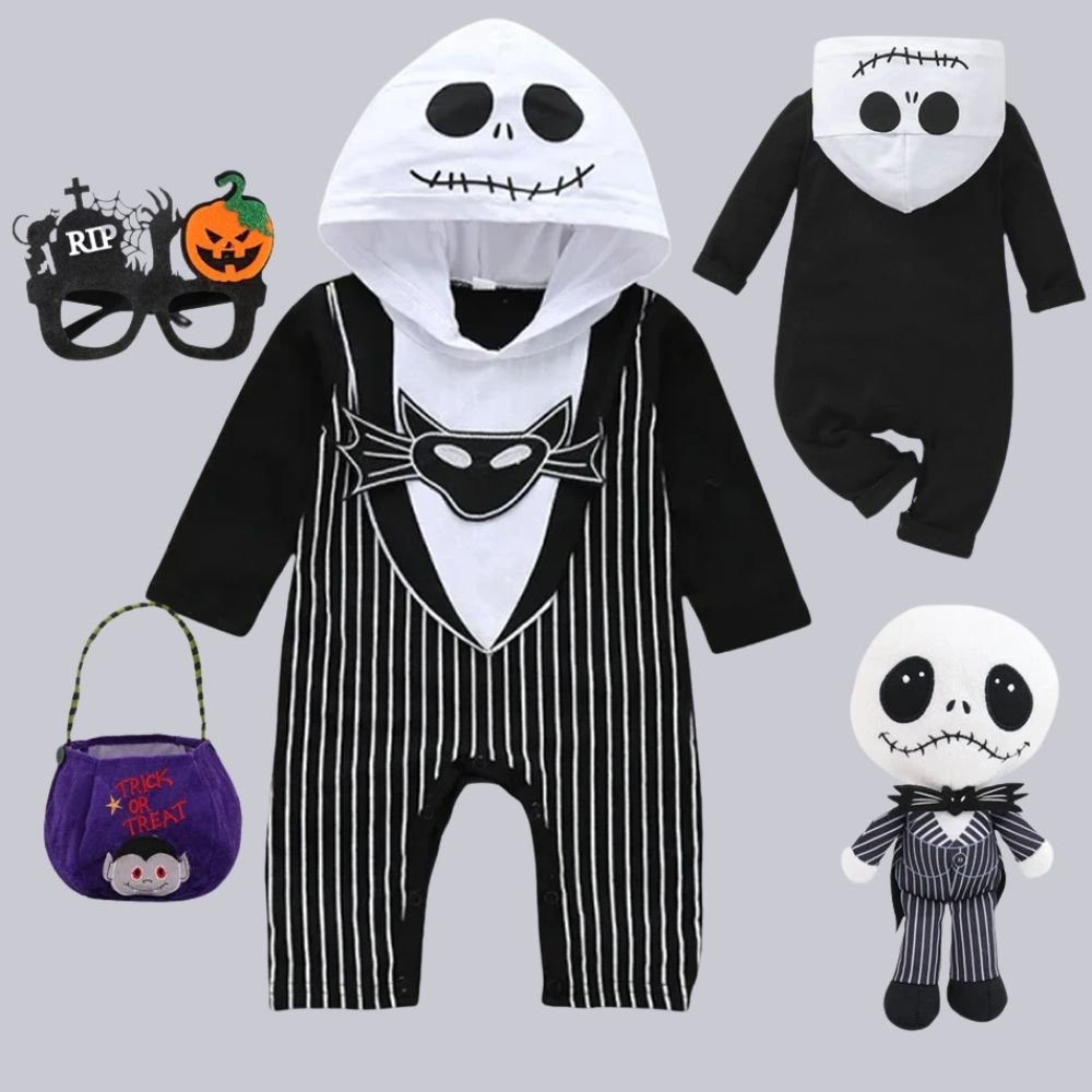 Petit garçon souriant portant un déguisement Halloween squelette noir et blanc.