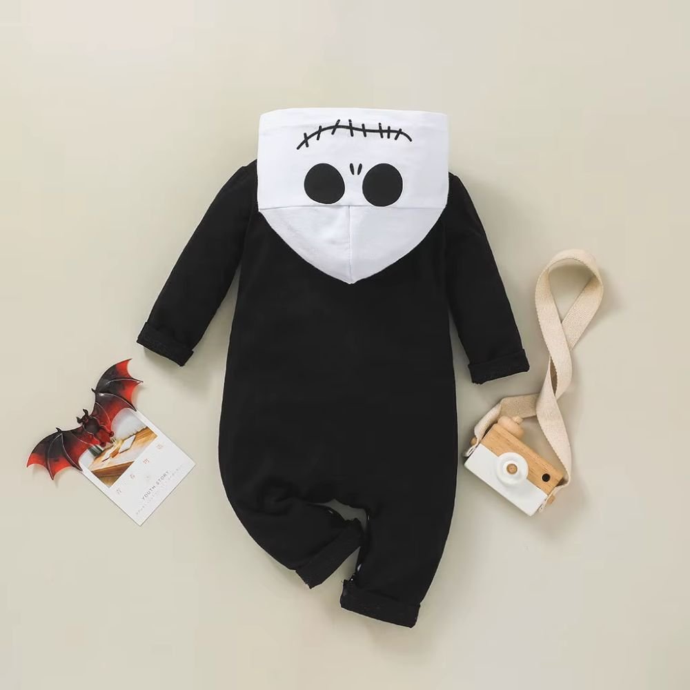 Bébé portant un déguisement Halloween squelette noir et blanc avec capuche.