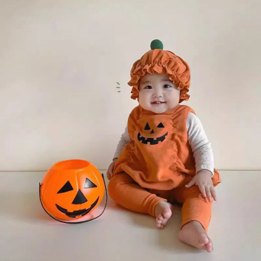 Costume citrouille pour bébé présenté en studio photo fond neutre.