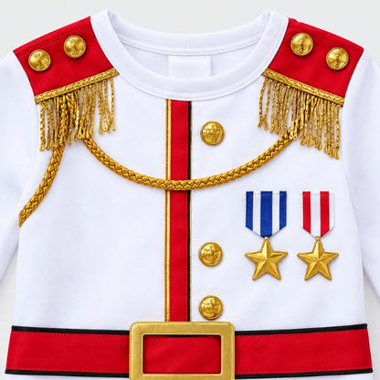 Détail des épaulettes dorées et médailles du costume de prince
