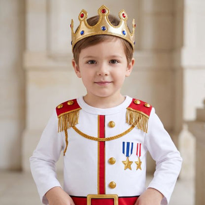 Portrait d’un garçon en déguisement prince avec couronne et médailles