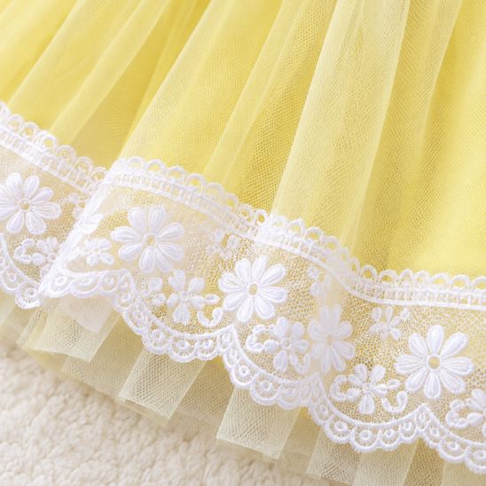 Déguisement princesse 2 ans détail de la jupe jaune et dentelle blanche