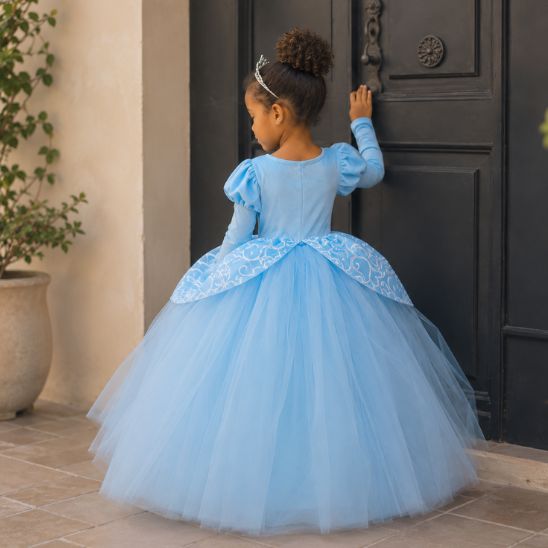 Déguisement princesse fille bleue vue de dos, devant une porte ancienne