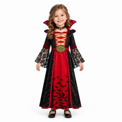 Petite fille de 3 ans en déguisement vampire, robe en velours et manches en dentelle