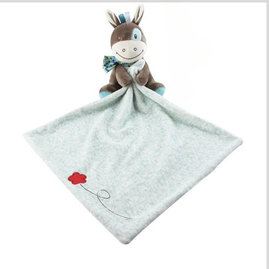 Doudou âne vert d’eau tenu par bébé