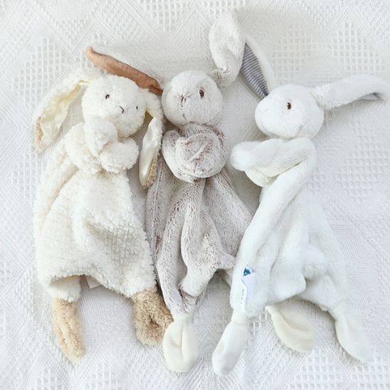 Doudou bébé lapin câlin blanc avec coutures renforcées