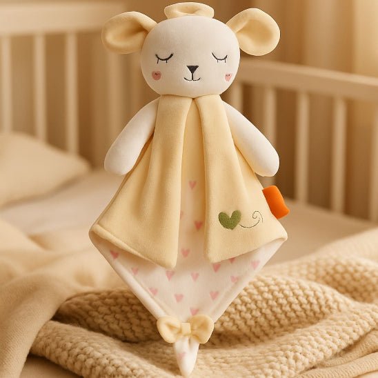 Doudou bébé mouton posé dans un berceau pour le sommeil