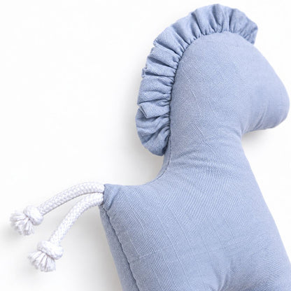 Gros plan sur la crinière et l'attache du doudou cheval bleu