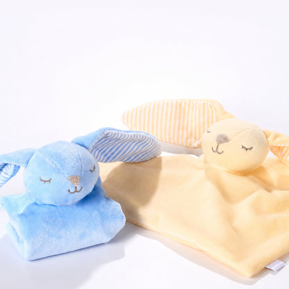 Doudous lapin bébé bleu et jaune côte à côte, visages brodés