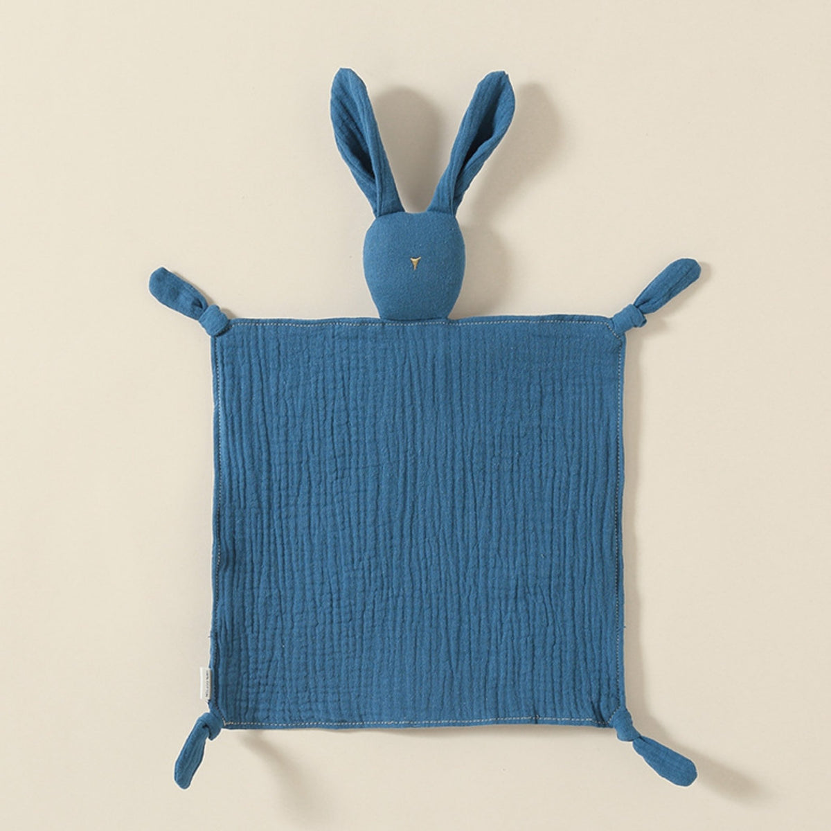 Doudou lapin bleu canard en gaze de coton, à plat avec coins noués