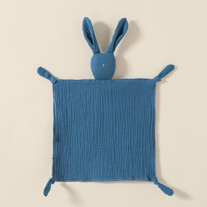 Doudou lapin bleu canard en gaze de coton, à plat avec coins noués