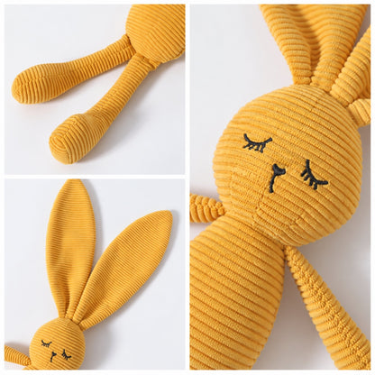 Détails du velours côtelé, des oreilles et du visage brodé du doudou lapin