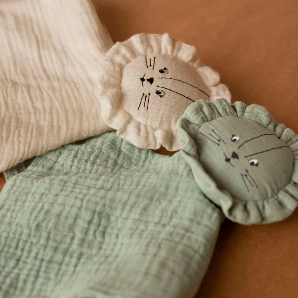 Doudou lion ultra-doux pour bébé, couleur vert sauge, tissu mousseline naturelle – Spot Bébé
