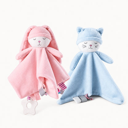 Doudous plats bébé lapin rose et chat bleu côte à côte