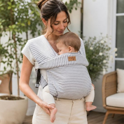Écharpe de portage rayée grise – bébé endormi sur la terrasse