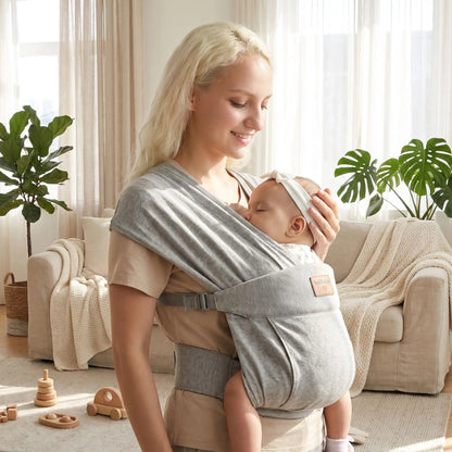Écharpe de portage grise – câlin cocooning au salon, bébé endormi