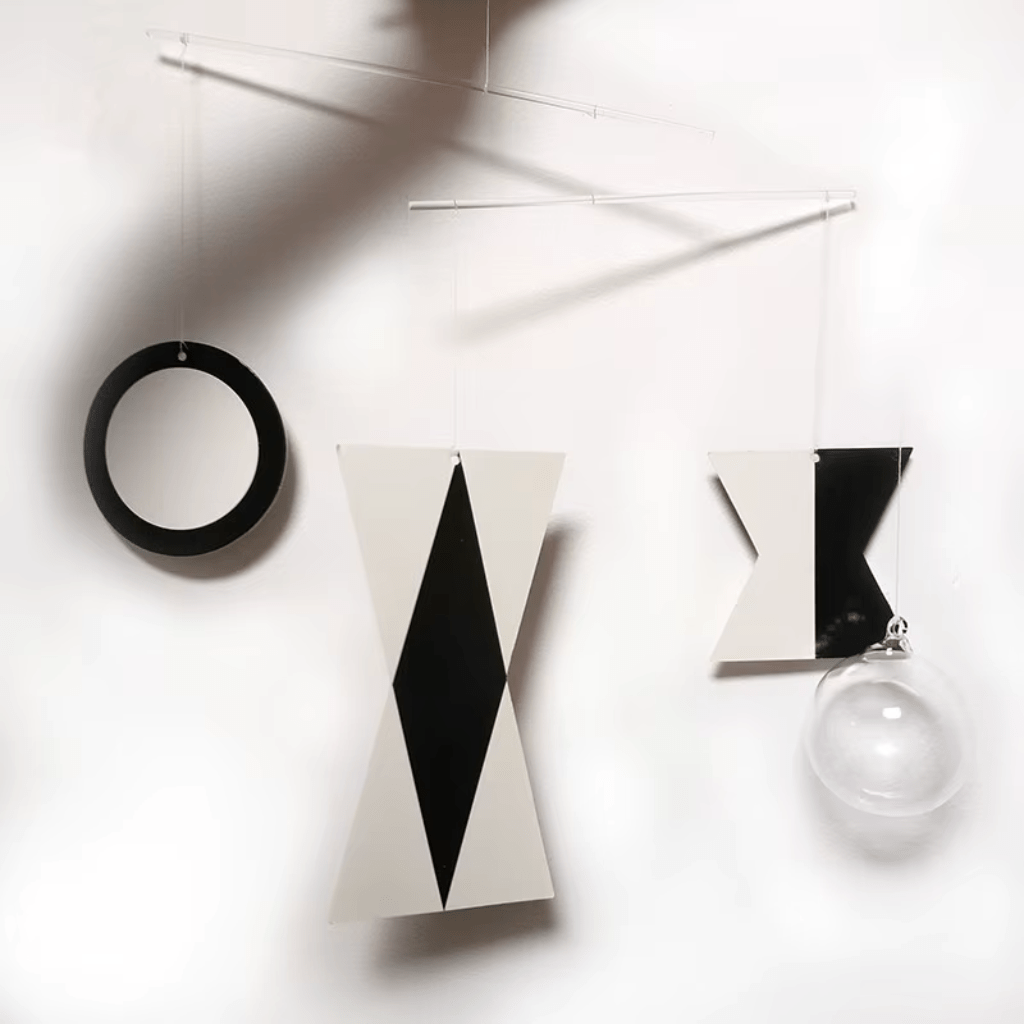 Mobile Montessori pour éveil sensoriel et visuel du nouveau-né