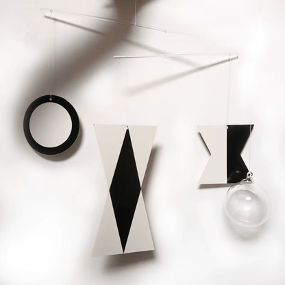 Mobile Montessori pour éveil sensoriel et visuel du nouveau-né