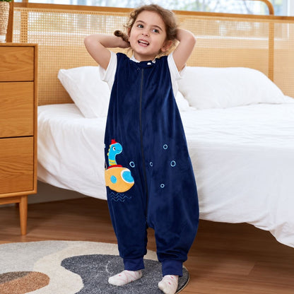 Enfant debout dans sa chambre en gigoteuse 3 ans polaire bleu marine