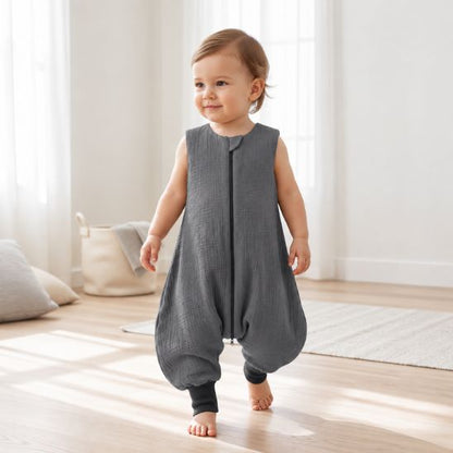Bébé qui marche dans sa gigoteuse avec jambes gris perle dans sa chambre
