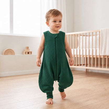 Bébé qui marche dans sa gigoteuse avec jambes vert forêt dans sa chambre