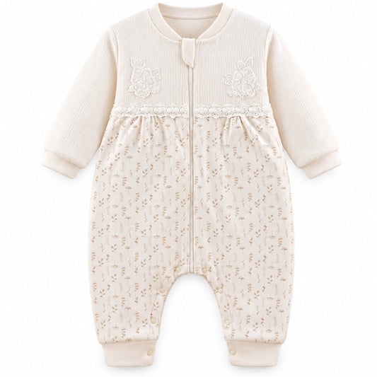 Gigoteuse bébé fille avec jambes séparées, rose pâle et fleurs en dentelle