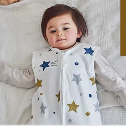 Zoom sur le haut de la gigoteuse bebe étoilée TOG 1, étoiles bleues et or.