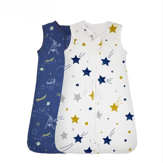 Lot de deux gigoteuses bebe : étoilée blanche et galaxie bleue.