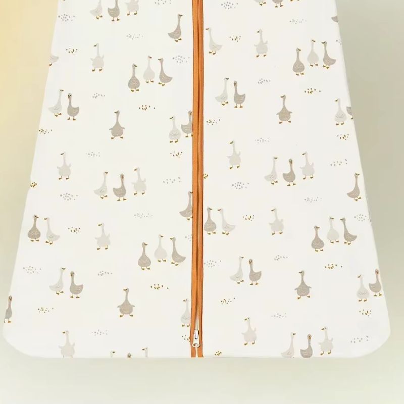 Détail fermeture éclair gigoteuse bébé garçon et fille motif canard beige