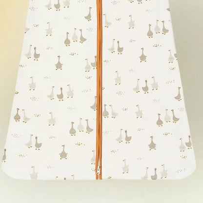 Détail fermeture éclair gigoteuse bébé garçon et fille motif canard beige