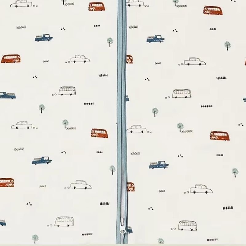 Zoom tissu gigoteuse bébé garçon et fille motif voiture beige