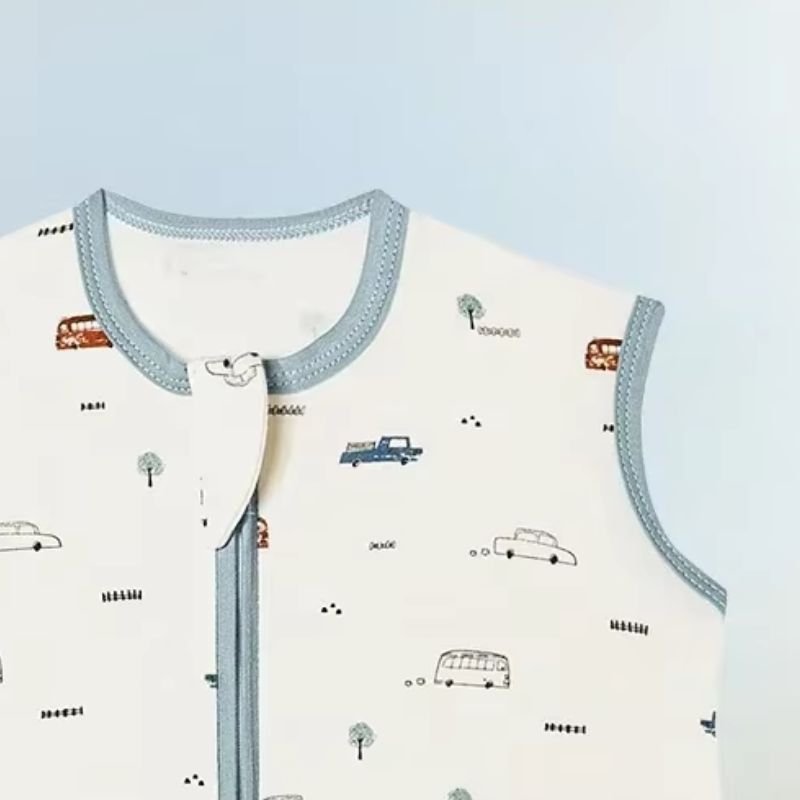 Détail fermeture éclair gigoteuse bébé garçon et fille motif voiture beige