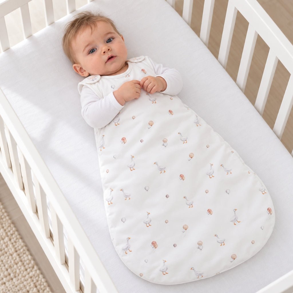 Bébé allongé sur le dos dans son lit à barreaux, en gigoteuse TOG 2.5
