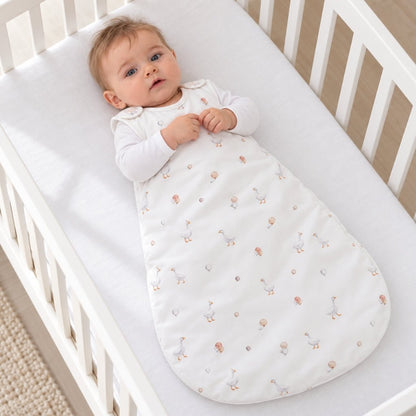 Bébé allongé sur le dos dans son lit à barreaux, en gigoteuse TOG 2.5